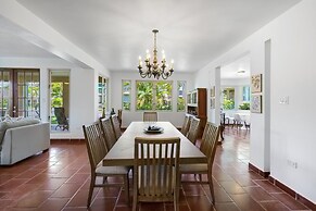 Quaint Villa Beach Access Elina