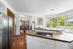 Quaint Villa Beach Access Elina