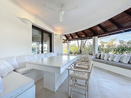 Perfect Seaside Villa Large Pool Boat Dock