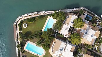 Perfect Seaside Villa Large Pool Boat Dock