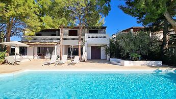 Perfect Seaside Villa Large Pool Boat Dock
