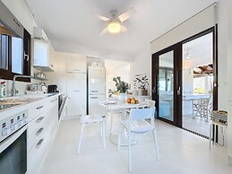 Perfect Seaside Villa Large Pool Boat Dock