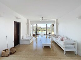 Perfect Seaside Villa Large Pool Boat Dock