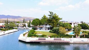 Perfect Seaside Villa Large Pool Boat Dock