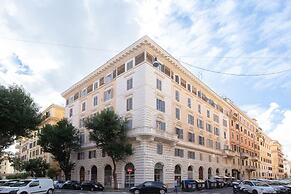Colosseum Holidays - Three-bedroom Apartment