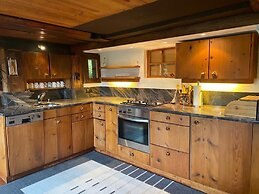 5 BR Gstaad Paradise View Chalet With Outdoor Jacuzzi