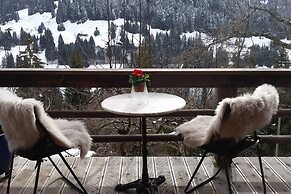 5 BR Gstaad Paradise View Chalet With Outdoor Jacuzzi