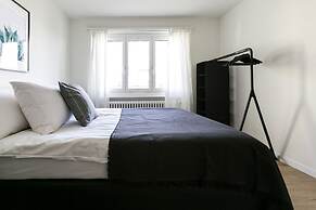 Modern Flat w Netflix Balcony top Location