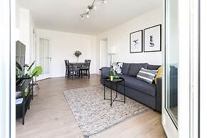 Modern Flat w Netflix Balcony top Location