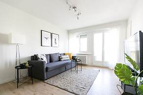 Modern Flat w Netflix Balcony top Location