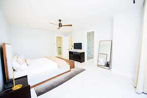 4 Bedroom Cable Beach Condo With Balcony