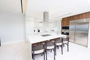 4 Bedroom Cable Beach Condo With Balcony