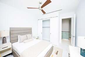 4 Bedroom Cable Beach Condo With Balcony
