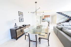 4 Bedroom Cable Beach Condo With Balcony
