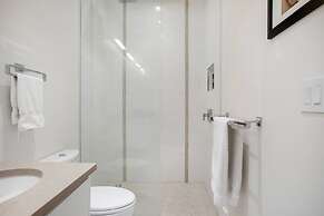4 Bedroom Cable Beach Condo With Balcony