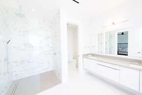 4 Bedroom Cable Beach Condo With Balcony