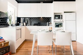 Renovated Retro Apartment Near Harbour Front Walks