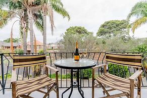Renovated Retro Apartment Near Harbour Front Walks