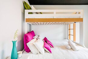 Renovated Retro Apartment Near Harbour Front Walks