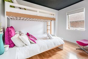 Renovated Retro Apartment Near Harbour Front Walks