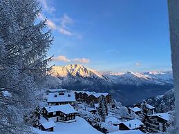 6 Person ski in out Apartment Great Views Garage