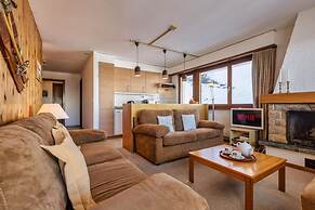 6 Person ski in out Apartment Great Views Garage