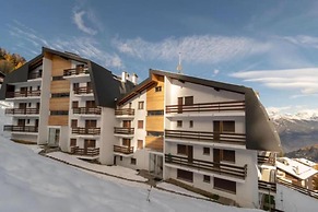 6 Person ski in out Apartment Great Views Garage