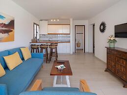 Apt 28 Famara