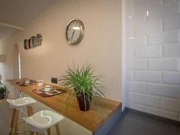 Beachfront Sunny Apartment Sea Mountain View