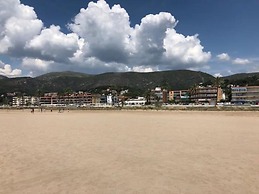 Beachfront Sunny Apartment Sea Mountain View