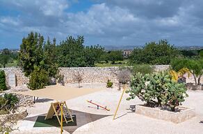 Casa Farlisa Ancient Baglio With Pool and Jacuzzi