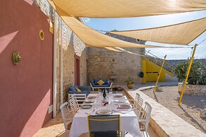 Casa Farlisa Ancient Baglio With Pool and Jacuzzi