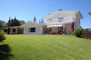 Amazing Beachfront Villa Heated Pool Marbella