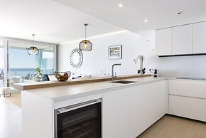 Stunning Seafront Apartment in Carvajal Beach