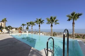 Stunning Seafront Apartment in Carvajal Beach
