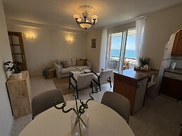 Beachfront Apartment With Seaview Terrace