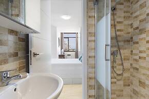 Prime Location Apartment With Seaviews