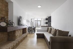 Prime Location Apartment With Seaviews