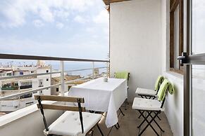 Prime Location Apartment With Seaviews
