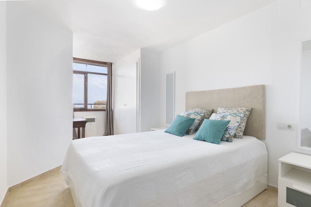 Prime Location Apartment With Seaviews