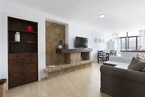 Prime Location Apartment With Seaviews