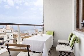 Prime Location Apartment With Seaviews