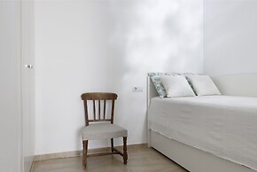 Prime Location Apartment With Seaviews