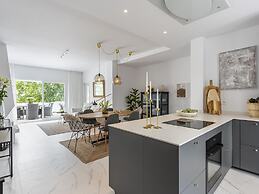 Contemporary new Apartment With 2 Terraces
