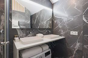Marais Area - Outdoor Patio - A/C - 2bdr