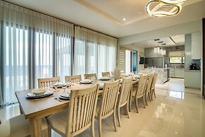 Luxury Oceanfront Villa Fully Staffed