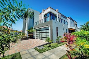 Luxury Oceanfront Villa Fully Staffed