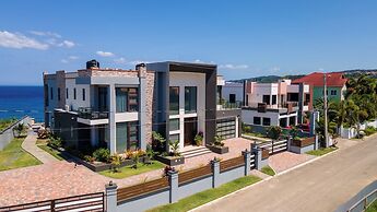 Luxury Oceanfront Villa Fully Staffed