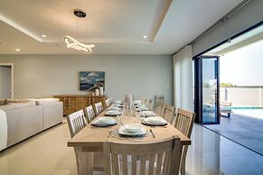 Luxury Oceanfront Villa Fully Staffed