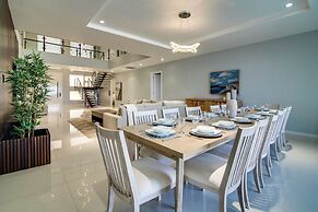 Luxury Oceanfront Villa Fully Staffed